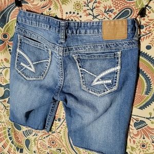 🏷3/$15 Amethyst brand cut off jean shorts